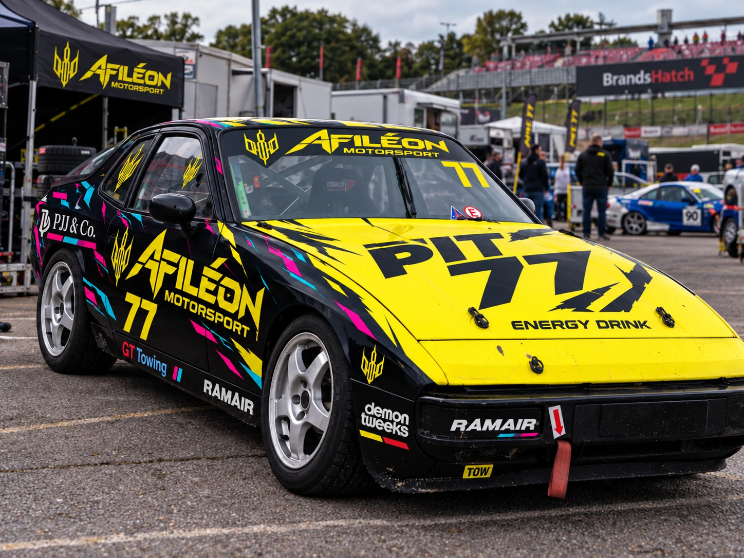 Digital livery concept of the Porsche 924: black body, yellow PIT 77 bonnet and number 77